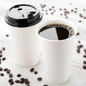 Kaffebæger (hvid) - 48 cl - 2 kopper med kaffe