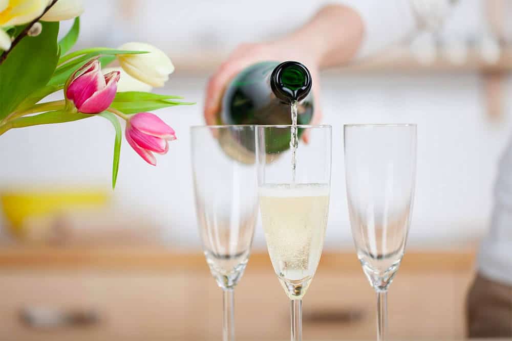 Champagneglas og falske med blomst